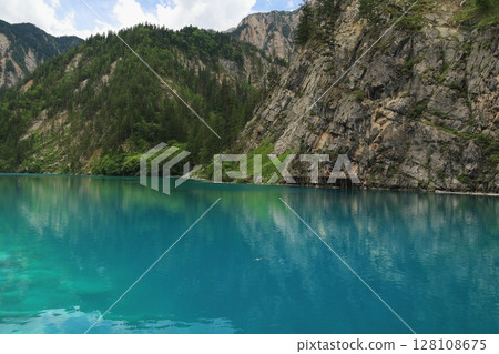 翠綠的海水上映照著山 翠綠的海水上映照著山 128108675