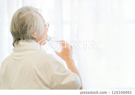 在養老院、日託中心和體育館運動和訓練的老年婦女 在養老院、日託中心和體育館運動和訓練的老年婦女 128108991