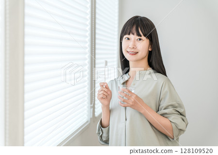年輕的亞洲、日本女性在家中用牙刷刷牙(牙齒護理) 年輕的亞洲、日本女性在家中用牙刷刷牙(牙齒護理) 128109520