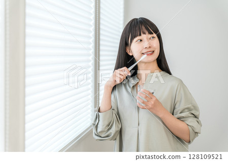 年輕的亞洲、日本女性在家中用牙刷刷牙（牙齒護理） 128109521