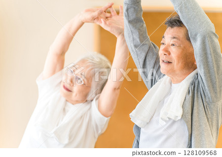 參加體育館和健身俱樂部、復健的老年男性和女性 128109568