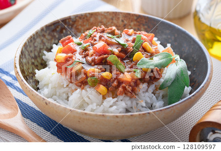 Sage-scented meat sauce rice bowl cafe style (meat sauce rice bowl) Sage-scented meat sauce rice bowl cafe style (meat sauce rice bowl) 128109597