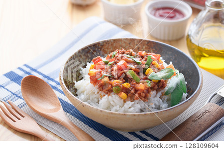 咖啡廳風味鼠尾草香味肉醬蓋飯(肉醬蓋飯) 咖啡廳風味鼠尾草香味肉醬蓋飯(肉醬蓋飯) 128109604
