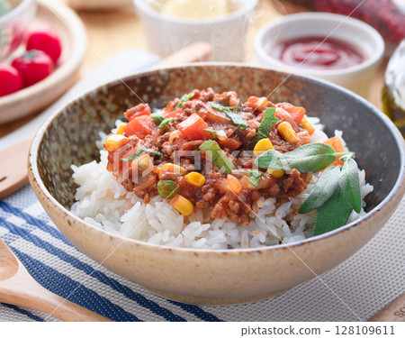 Sage-scented meat sauce rice bowl cafe style (meat sauce rice bowl) Sage-scented meat sauce rice bowl cafe style (meat sauce rice bowl) 128109611
