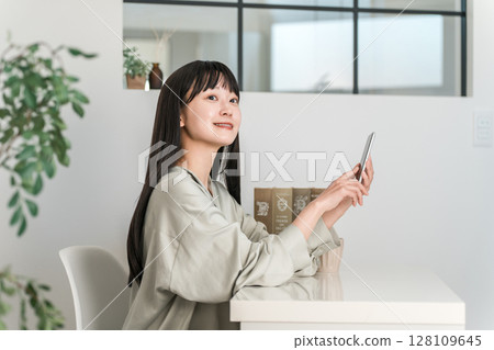 年輕的亞洲、日本女性在房間使用智慧型手機 128109645