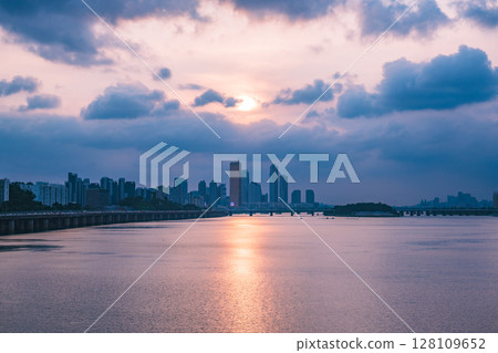 A view of the sunset city of Yeouido in the financial district taken on the Dongjak Bridge on the Han River in summer evening 128109652