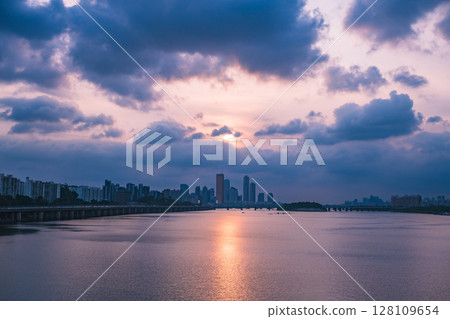 A view of the sunset city of Yeouido in the financial district taken on the Dongjak Bridge on the Han River in summer evening 128109654