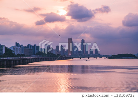 A view of the sunset city of Yeouido in the financial district taken on the Dongjak Bridge on the Han River in summer evening A view of the sunset city of Yeouido in the financial district taken on the Dongjak Bridge on the Han River in summer evening 128109722