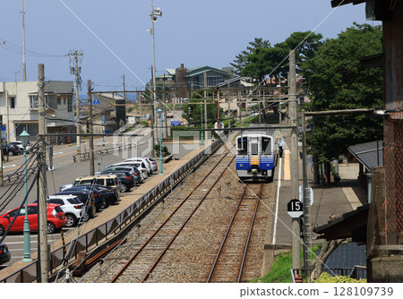 Trains stopping at Echizen Railway Mikuni Port Station 128109739