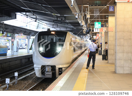 特快「雷鳥號」抵達大阪站 128109746