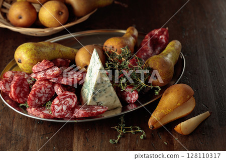 Dry-cured sausages, blue cheese, thyme and pears. 128110317