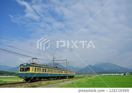 三義鐵道101系列車和藤原山 128110369