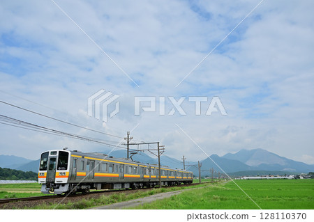 三義鐵道5000系列列車和藤原山 128110370