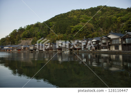 京都海濱:從伊根浦公園眺望的船屋 13 京都海濱:從伊根浦公園眺望的船屋 13 128110447