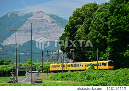 Train on the Hokusei Line of the Sangi Railway and Mount Fujiwara Train on the Hokusei Line of the Sangi Railway and Mount Fujiwara 128110515