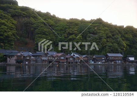 京都海濱：從伊根浦公園眺望的船屋 17 128110584
