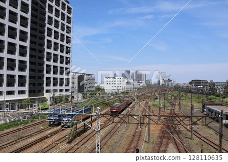 JR Yokosuka Line, Shin-Kawasaki Station, Shin-Tsurumi Locomotive Depot 128110635