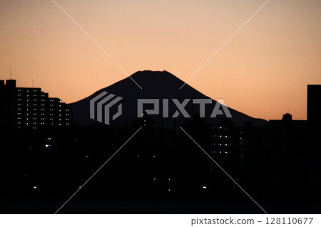 從城市望去的黃昏富士山 128110677