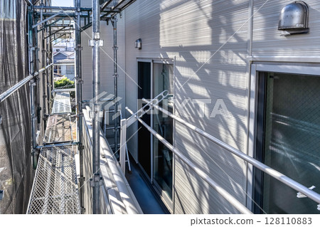 Repair work on exterior walls of detached houses - veranda 128110883