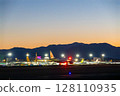 夕陽下的飛機 128110935