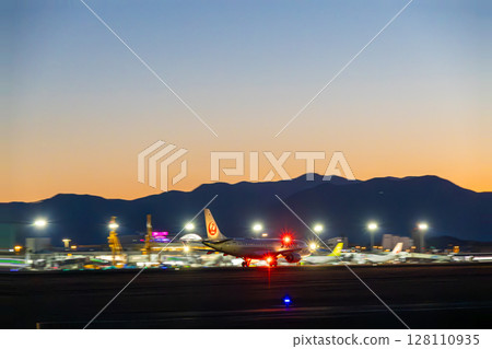 夕陽下的飛機 128110935