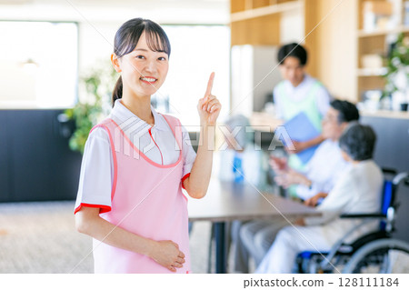 在療養院工作的年輕男女照顧者 128111184