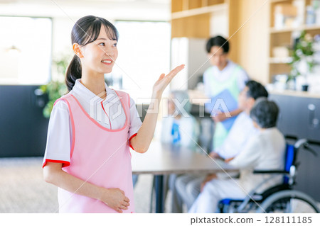 在療養院工作的年輕男女照顧者 128111185