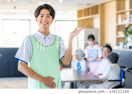 在療養院工作的年輕男女照顧者 128111189