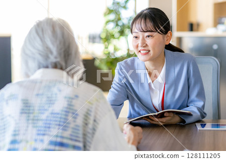 諮詢窗口的資深夫婦 128111205