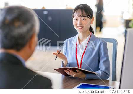諮詢窗口的資深夫婦 128111208
