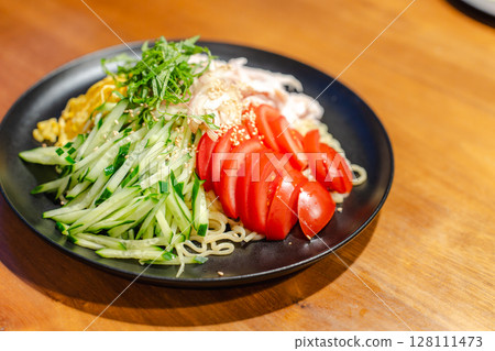 一頓晚餐，用冷麵條填滿食材 128111473