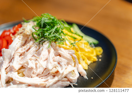 一頓晚餐，用冷麵條填滿食材 128111477