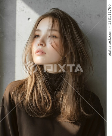 一位年輕的外國女性靠在牆上的時尚肖像 128111760