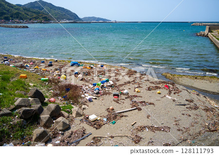 Drifting garbage washed up on the beach Drifting garbage washed up on the beach 128111793
