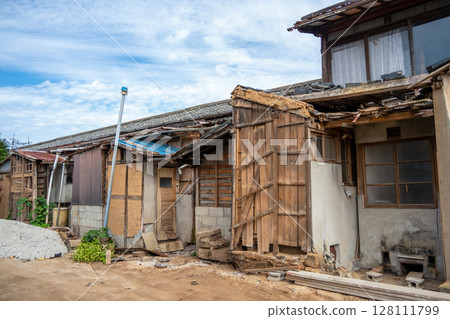 Dilapidated vacant house Dilapidated vacant house 128111799