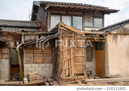 破舊空置的房屋 破舊空置的房屋 128111802