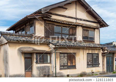 Old unoccupied house Old unoccupied house 128111803