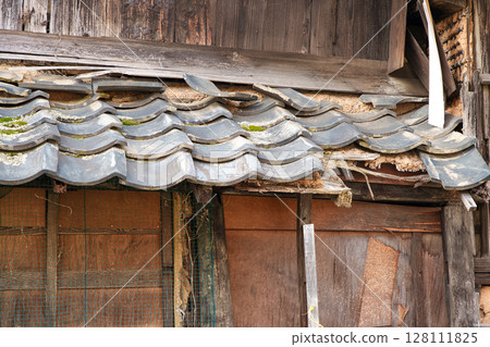 Dilapidated vacant house 128111825