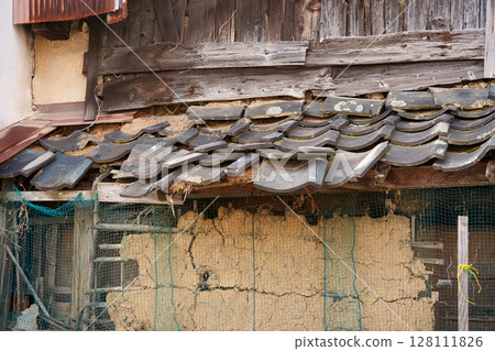 Dilapidated vacant house Dilapidated vacant house 128111826