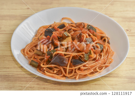 Summer vegetable spaghetti 128111917