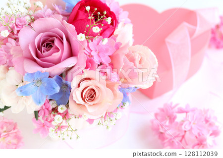 玫瑰和飛燕草的佈置 128112039