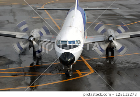 螺旋槳飛機抵達機場 螺旋槳飛機抵達機場 128112278