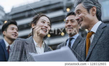 A business scene where a meeting is held during a site inspection 128112601