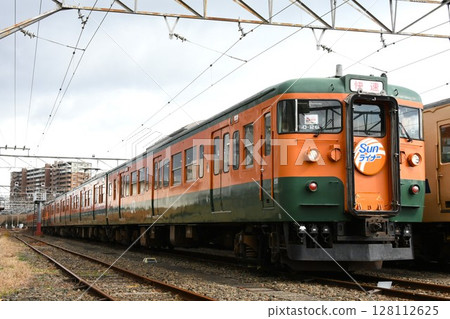 停泊在車站的湘南色115系列車（附SUN Liner車頭標誌） 128112625