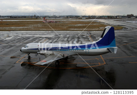 冬季抵達機場的螺旋槳飛機 128113395