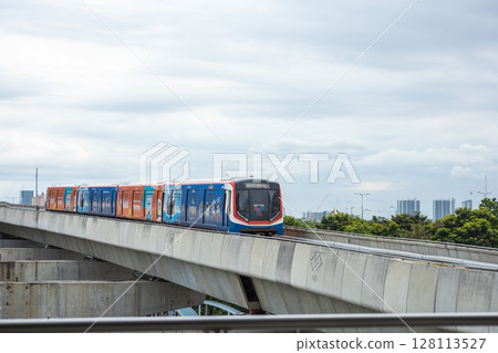The Train coming at BTS Lardprao Station focus selective 128113527