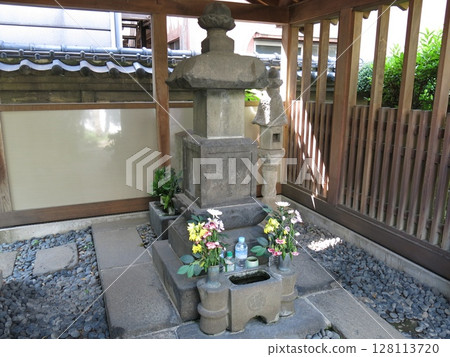 The grave of Gennai Hiraga in Hashiba, Taito Ward 128113720