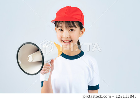 一個穿著運動服的女孩用擴音器歡呼 128113845