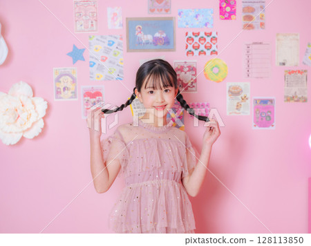 在粉紅色的房間裡拍攝的一個女孩的肖像 128113850