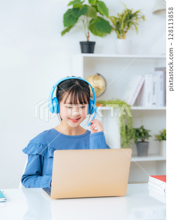 戴著耳機在筆記型電腦上學習的女孩 128113858